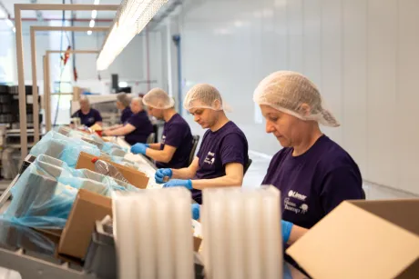 Limar blijft bewust in de regio verankerd. “We zijn van de Kempen en we blijven in de Kempen”, klinkt het. De keuze om hier te blijven, is ook een keuze voor het team. Vandaag telt Limar zo'n 80 vaste medewerkers, aangevuld met tijdelijke krachten in piekperiodes. Met de uitbreiding wil het bedrijf dat aantal verder laten groeien. Limar blijft bewust in de regio verankerd. “We zijn van de Kempen en we blijven in de Kempen”, klinkt het. De keuze om hier te blijven, is ook een keuze voor het team. Vandaag telt Limar zo'n 80 vaste medewerkers, aangevuld met tijdelijke krachten in piekperiodes. Met de uitbreiding wil het bedrijf dat aantal verder laten groeien.